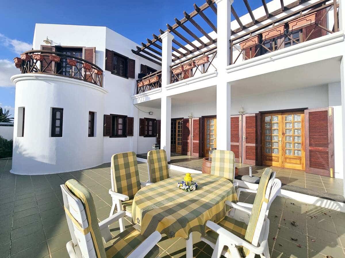 5 soveværelse Villa til salg i Costa Teguise med swimmingpool garage - € 950.000 (Ref: 8804031)