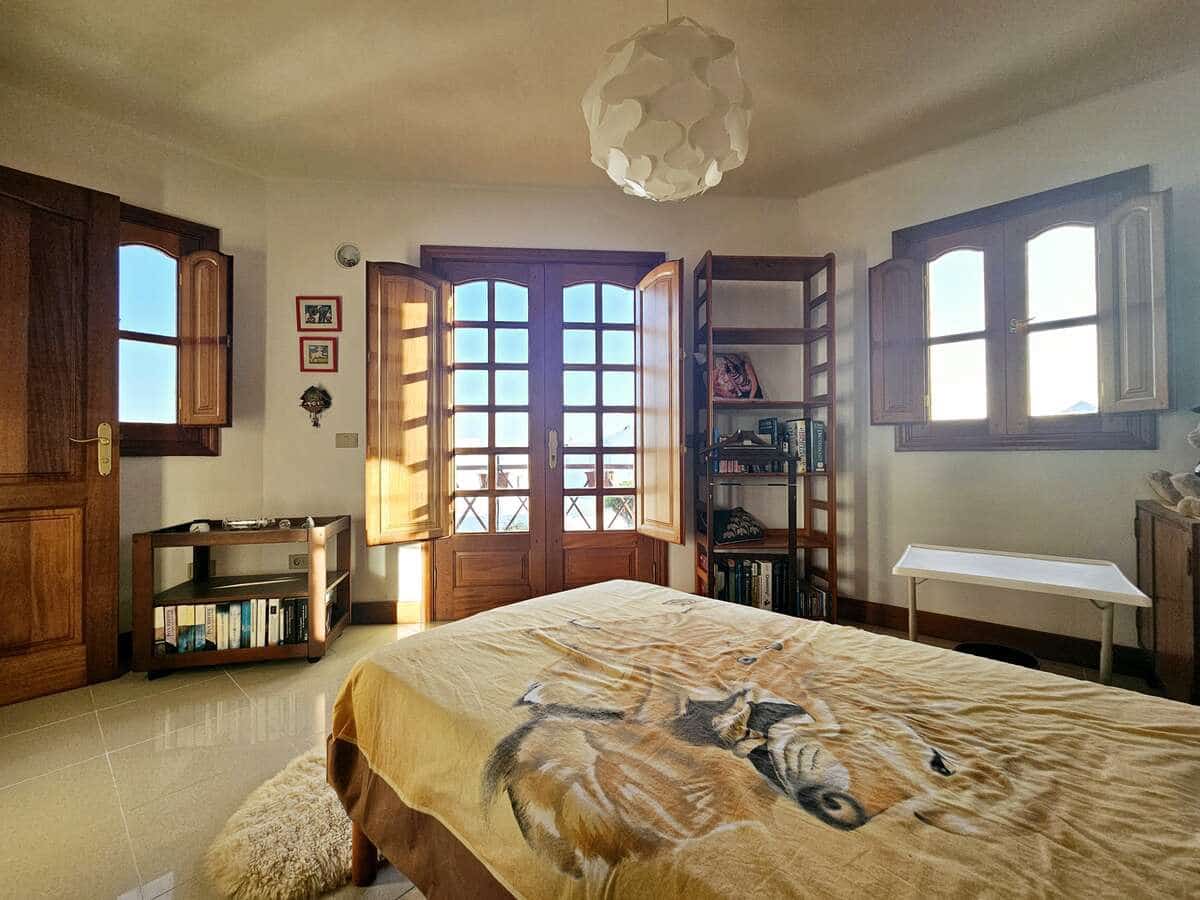 5 soveværelse Villa til salg i Costa Teguise med swimmingpool garage - € 950.000 (Ref: 8804031)