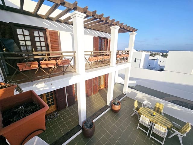 5 soverom Villa til salgs i Costa Teguise, Teguise med svømmebasseng garasje - € 950 000 (Ref: 8804031)