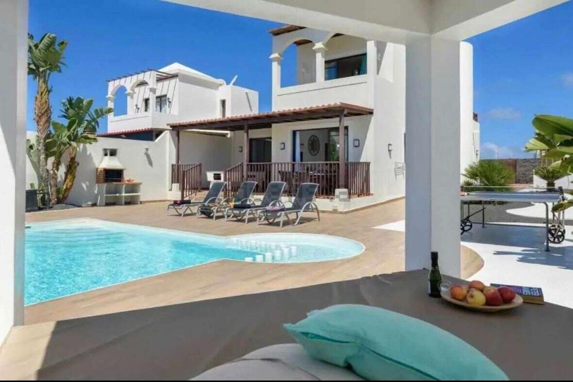 3 makuuhuone Huvila myytävänä paikassa Playa Blanca mukana uima-altaan 
autotalli - 599 000 € (Ref: 9654535)