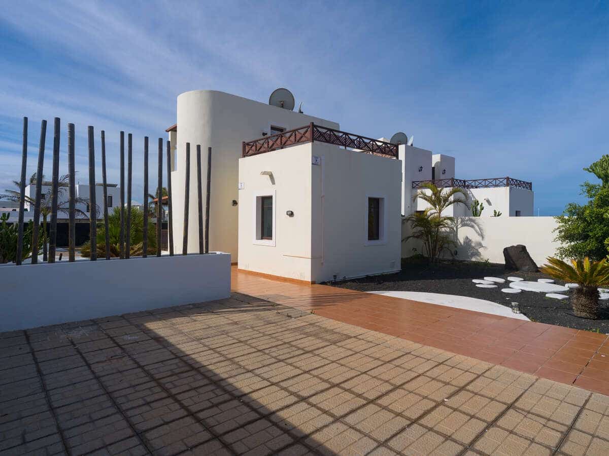 3 makuuhuone Huvila myytävänä paikassa Playa Blanca mukana uima-altaan 
autotalli - 599 000 € (Ref: 9654535)