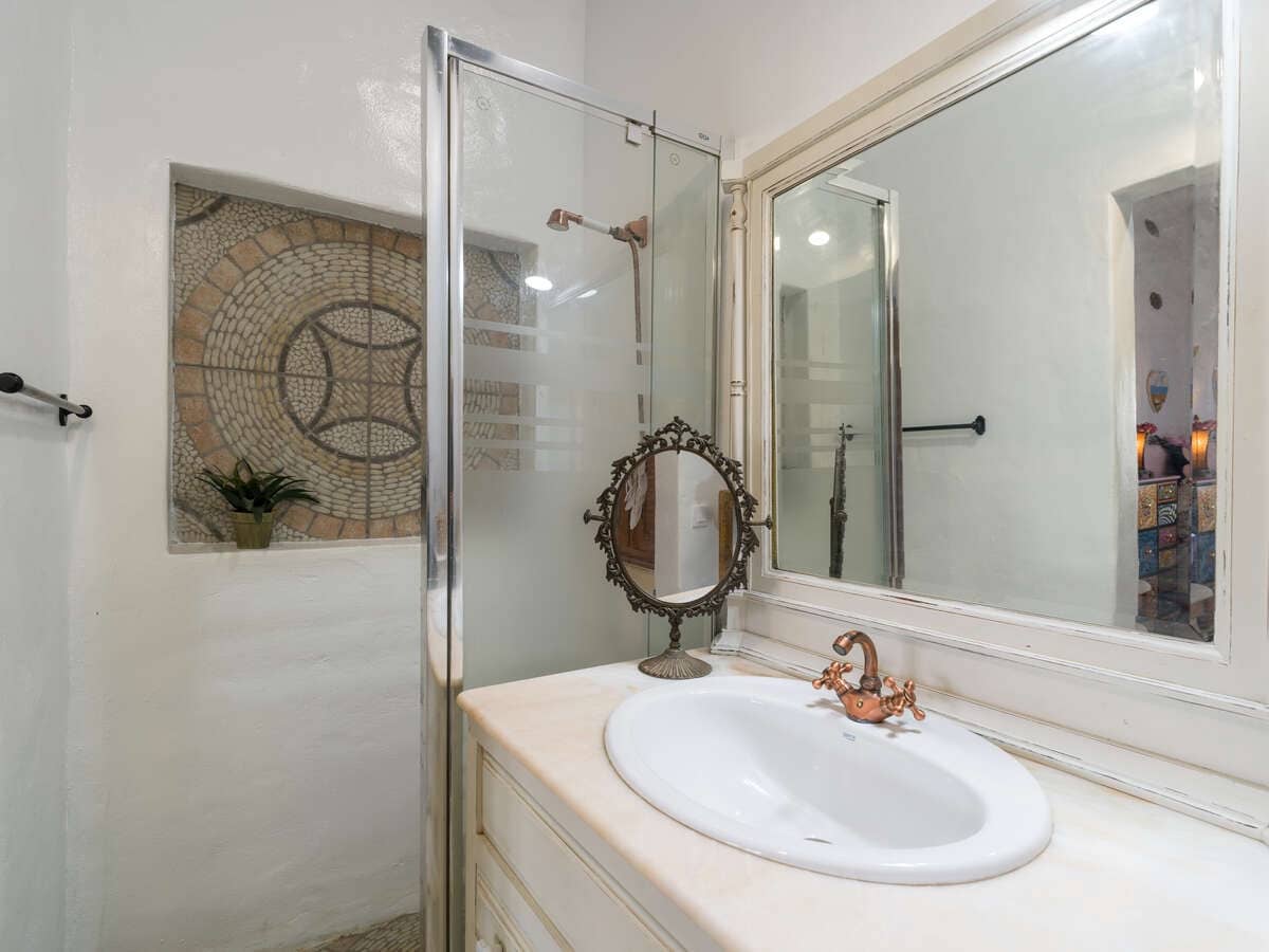 6 bedroom Villa for sale in Macher with pool garage - € 990,000 (Ref: 9932684)