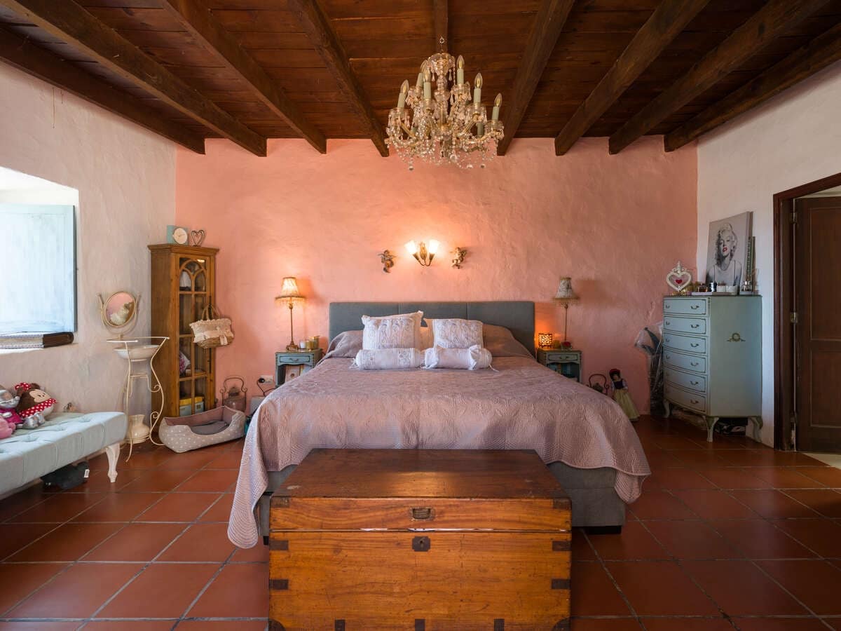 6 bedroom Villa for sale in Macher with pool garage - € 990,000 (Ref: 9932684)