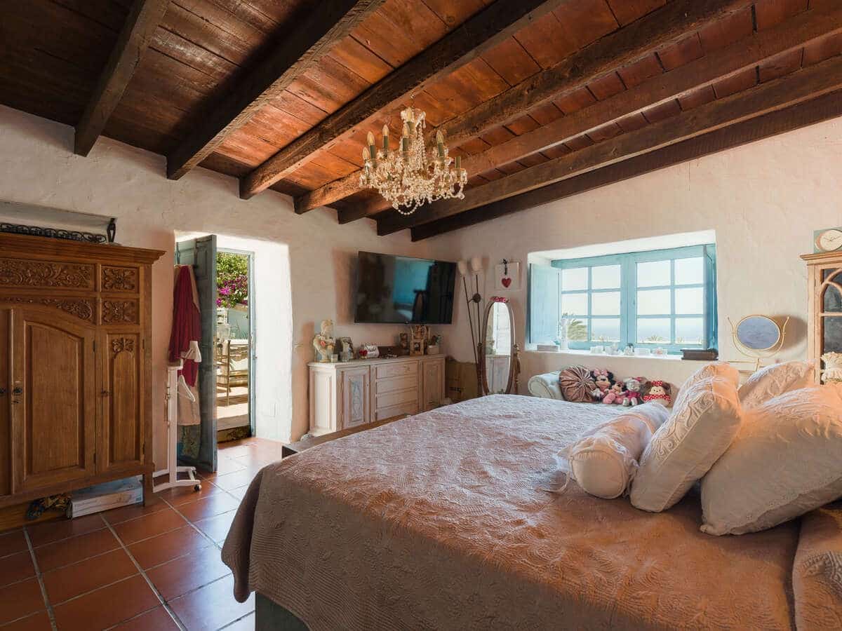 6 bedroom Villa for sale in Macher with pool garage - € 990,000 (Ref: 9932684)