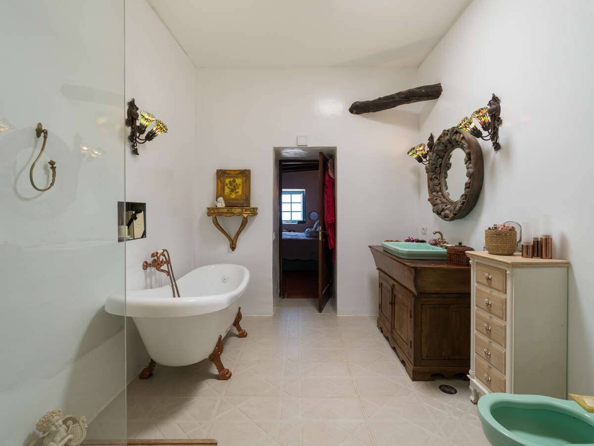 6 bedroom Villa for sale in Macher with pool garage - € 990,000 (Ref: 9932684)