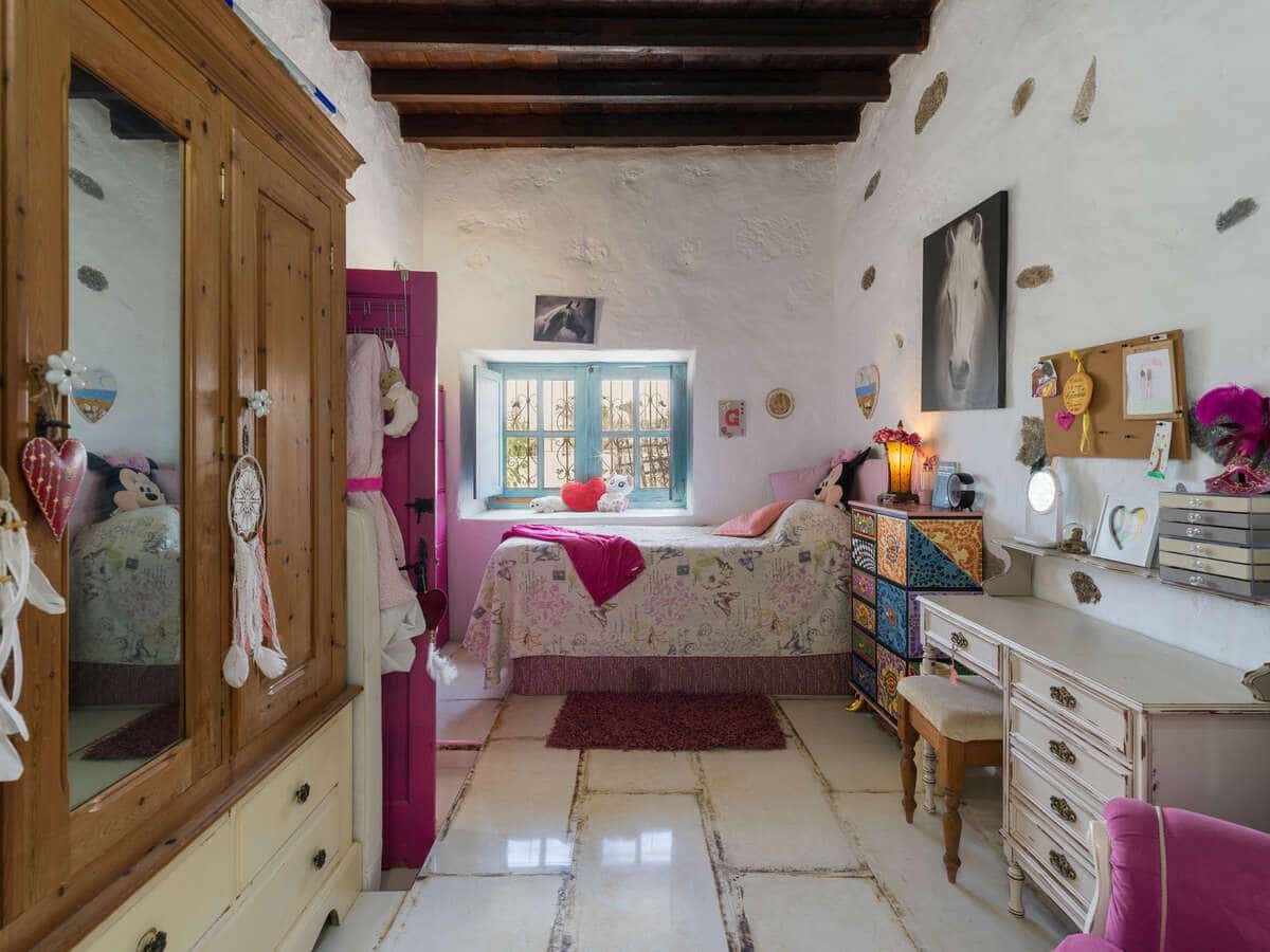 6 bedroom Villa for sale in Macher with pool garage - € 990,000 (Ref: 9932684)