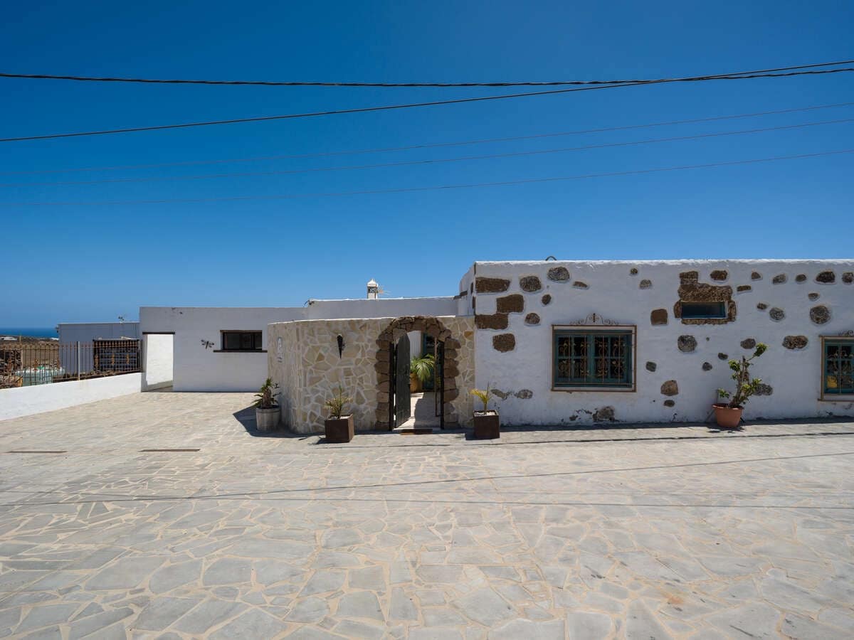 6 bedroom Villa for sale in Macher with pool garage - € 990,000 (Ref: 9932684)