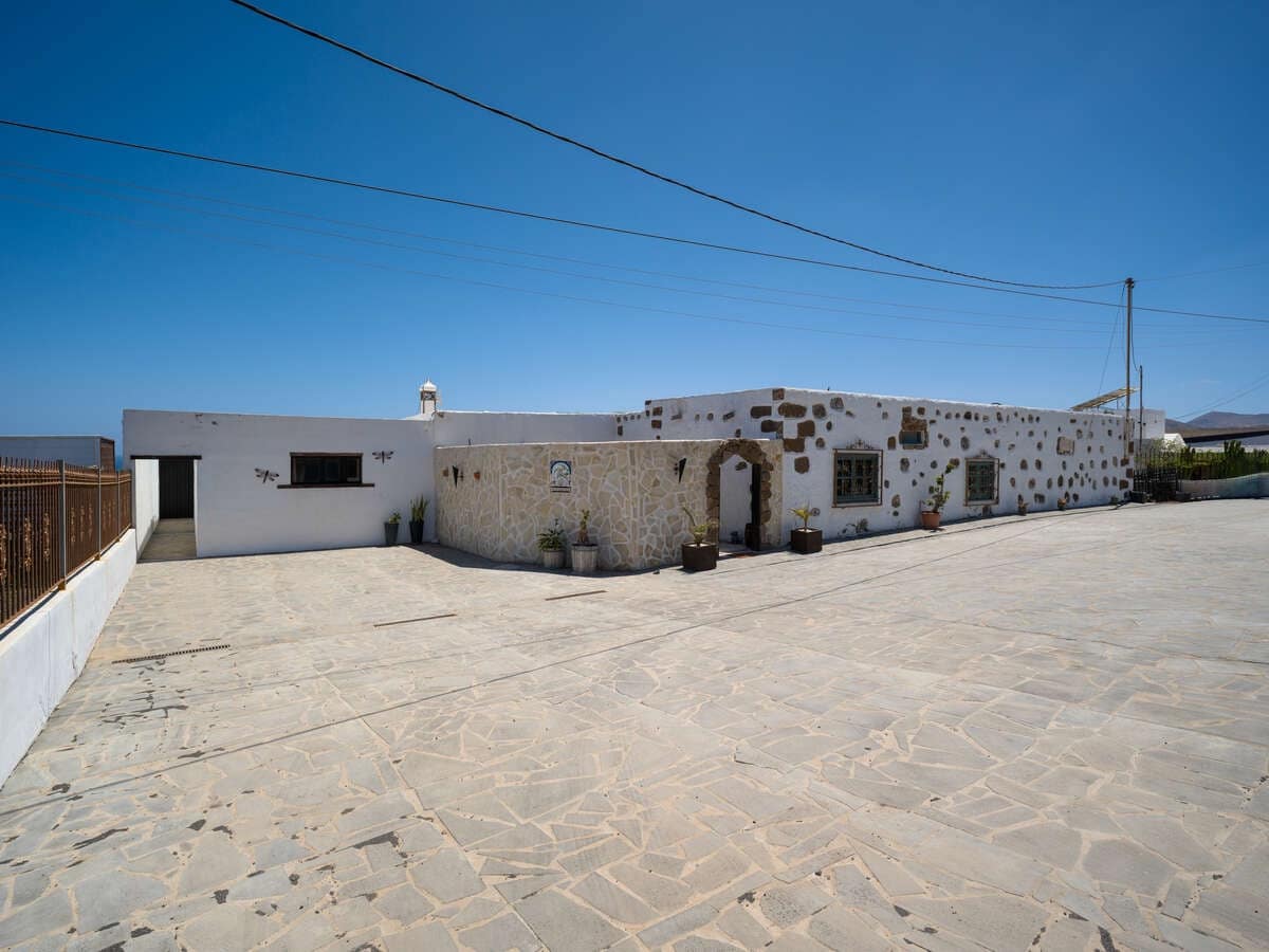 6 bedroom Villa for sale in Macher with pool garage - € 990,000 (Ref: 9932684)
