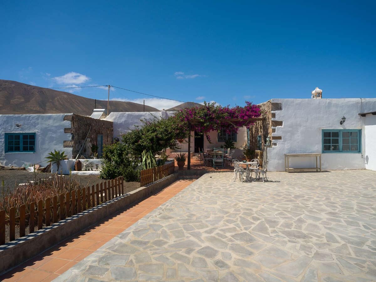 6 bedroom Villa for sale in Macher with pool garage - € 990,000 (Ref: 9932684)