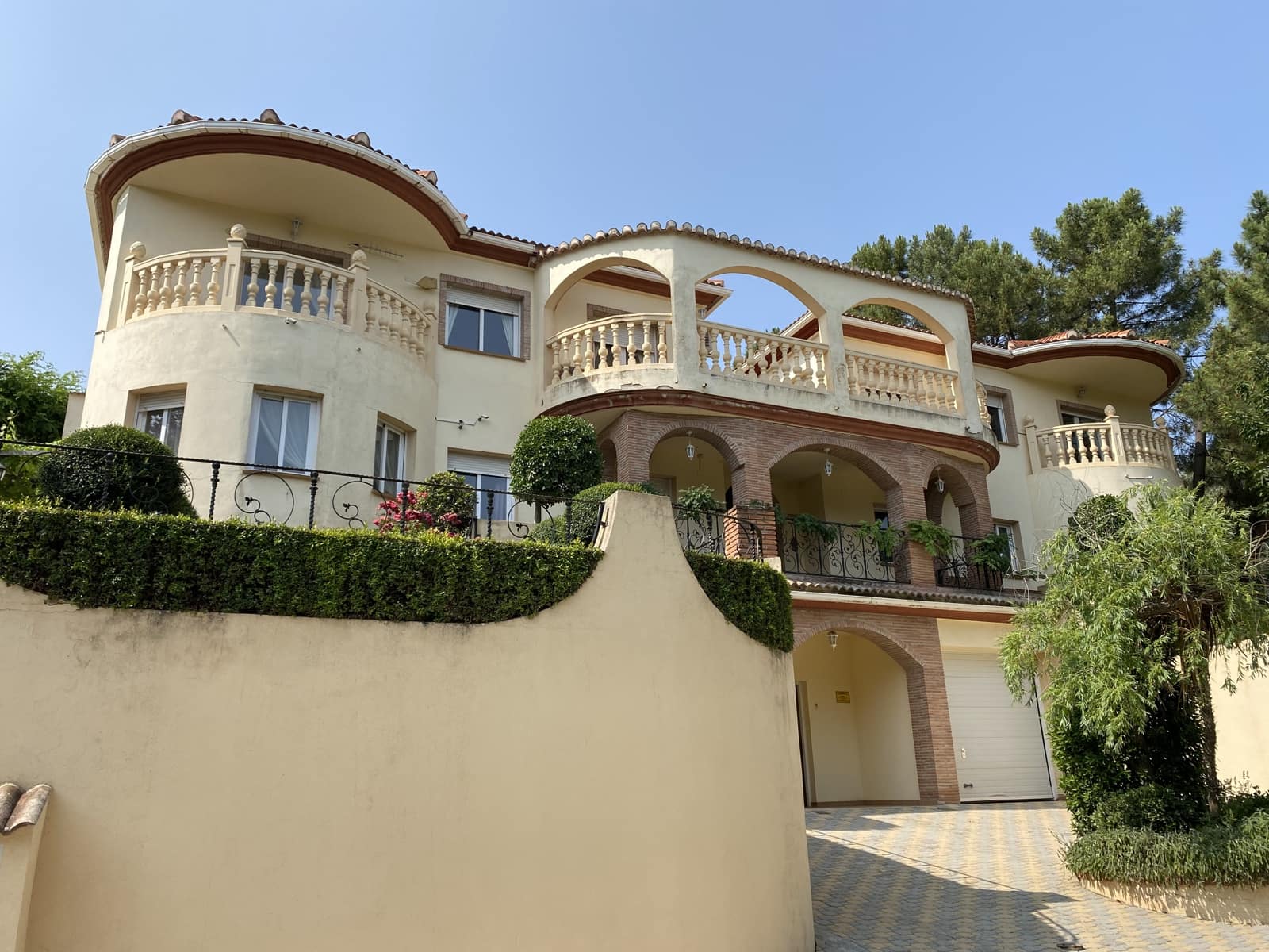 8 soveværelse Villa til salg i Moclin med swimmingpool garage - € 475.000 (Ref: 9066953)