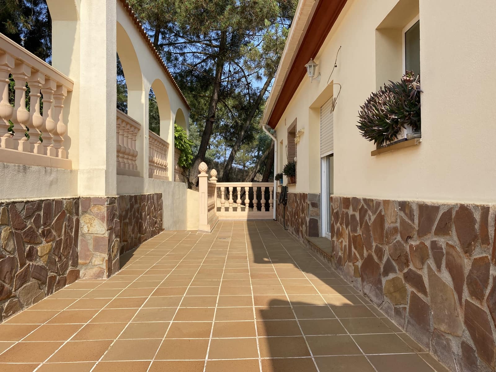 8 soveværelse Villa til salg i Moclin med swimmingpool garage - € 475.000 (Ref: 9066953)