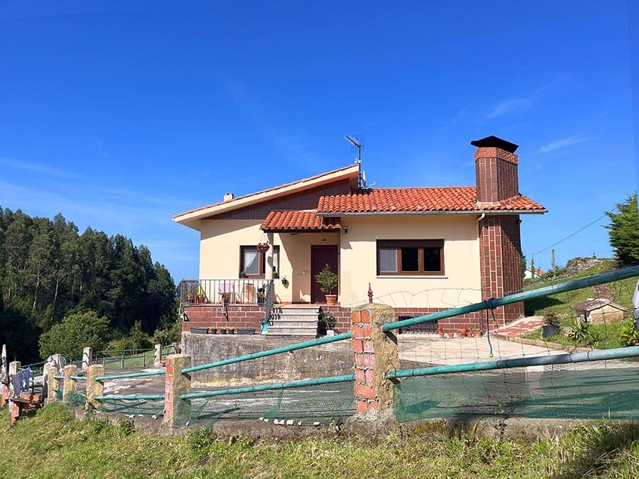 4 bedroom Townhouse for sale in Ribadesella with garage - € 300,000 (Ref: 8373984)