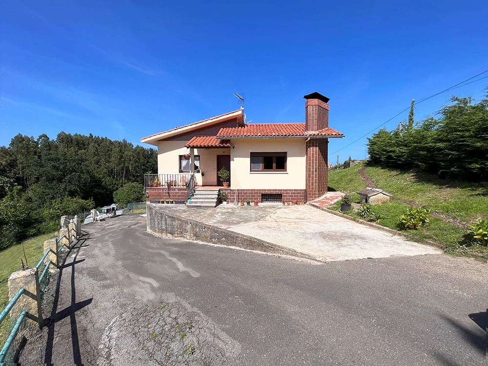 4 bedroom Townhouse for sale in Ribadesella with garage - € 300,000 (Ref: 8373984)