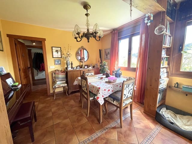 4 bedroom Townhouse for sale in Parres with garage - € 420,000 (Ref: 8976543)