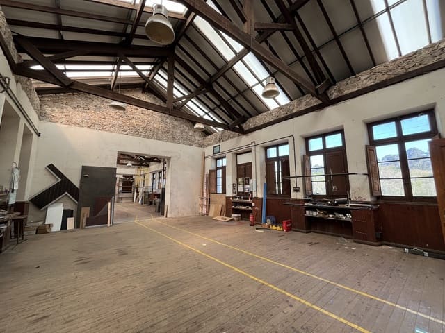 Business for sale in Ribadesella with garage - € 300,000 (Ref: 8977082)