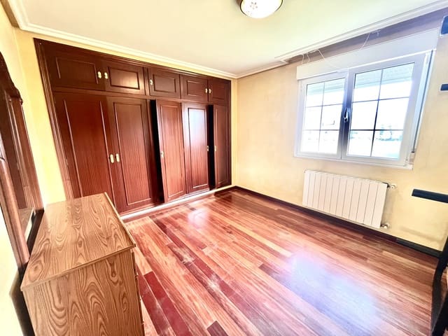 4 bedroom Townhouse for sale in Sariego - € 300,000 (Ref: 9747062)