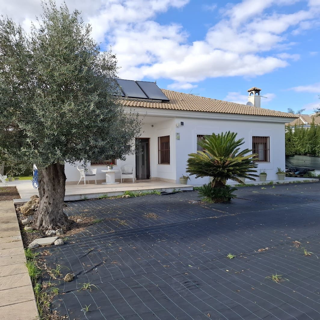 3 makuuhuone Huvila myytävänä paikassa Hinojos mukana uima-altaan 
autotalli - 350 000 € (Ref: 9683336)