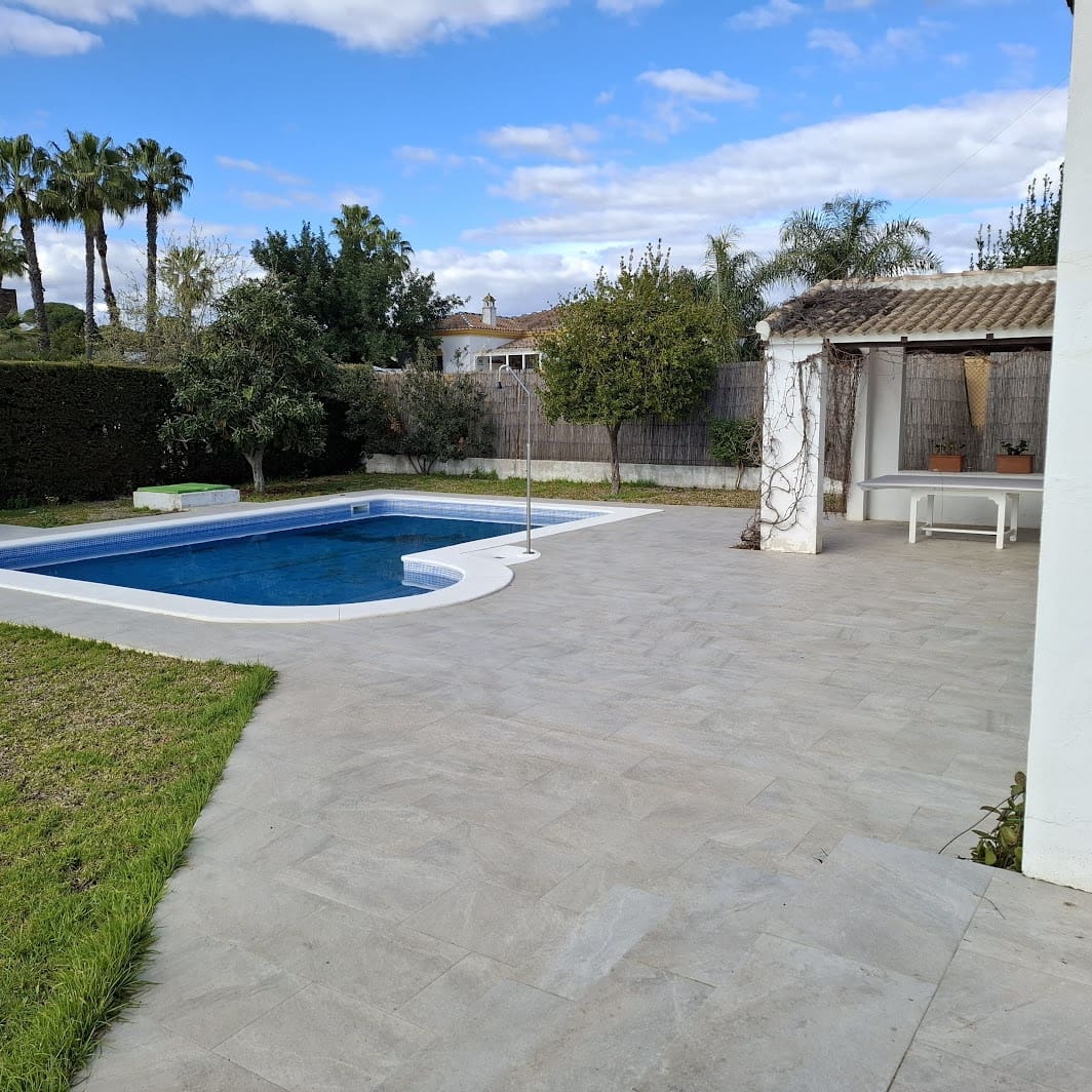 3 makuuhuone Huvila myytävänä paikassa Hinojos mukana uima-altaan 
autotalli - 350 000 € (Ref: 9683336)