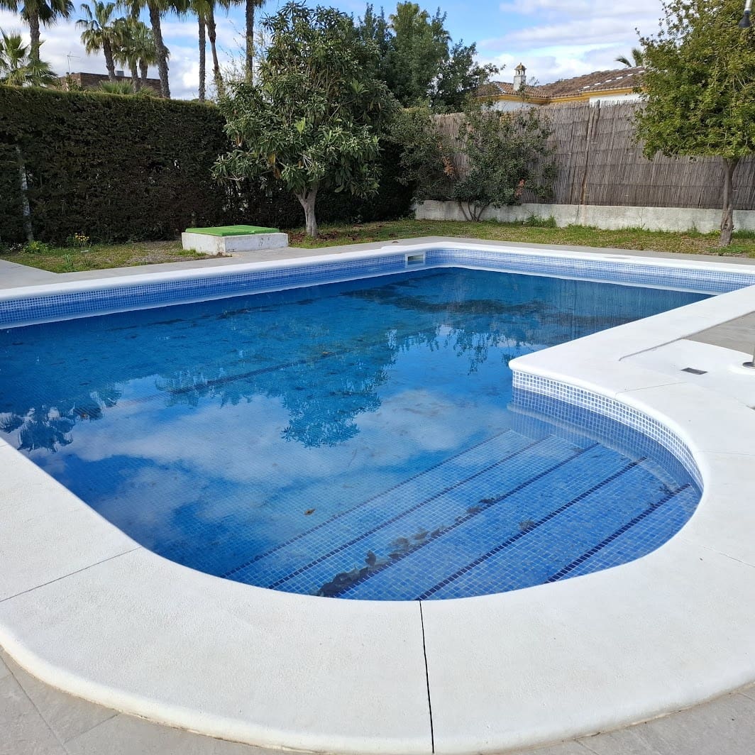 3 makuuhuone Huvila myytävänä paikassa Hinojos mukana uima-altaan 
autotalli - 350 000 € (Ref: 9683336)