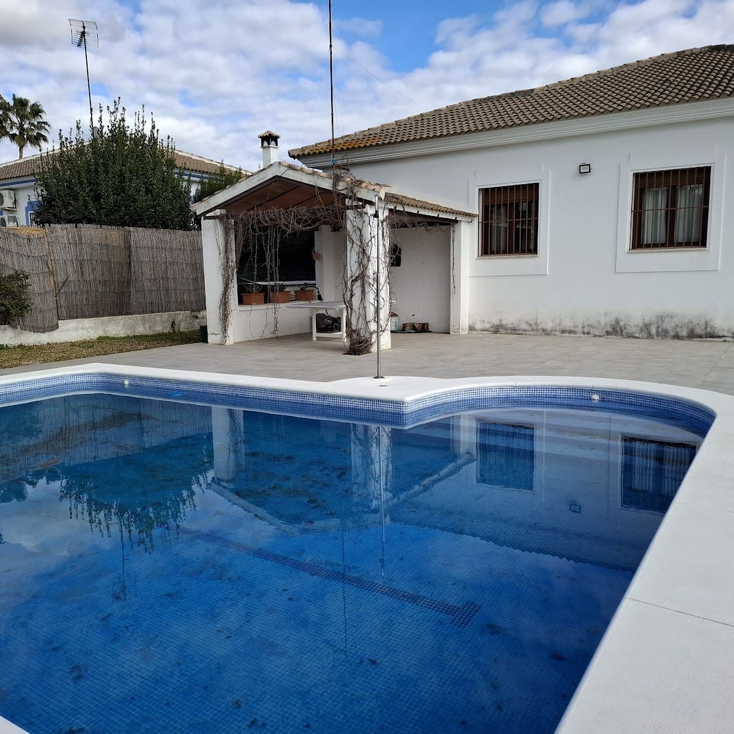 3 makuuhuone Huvila myytävänä paikassa Hinojos mukana uima-altaan 
autotalli - 350 000 € (Ref: 9683336)