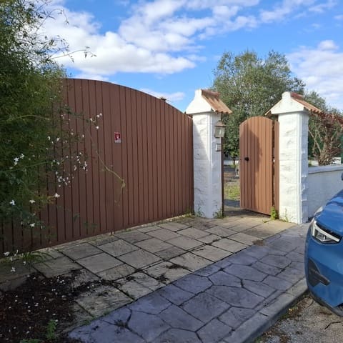 3 makuuhuone Huvila myytävänä paikassa Hinojos mukana uima-altaan 
autotalli - 350 000 € (Ref: 9683336)