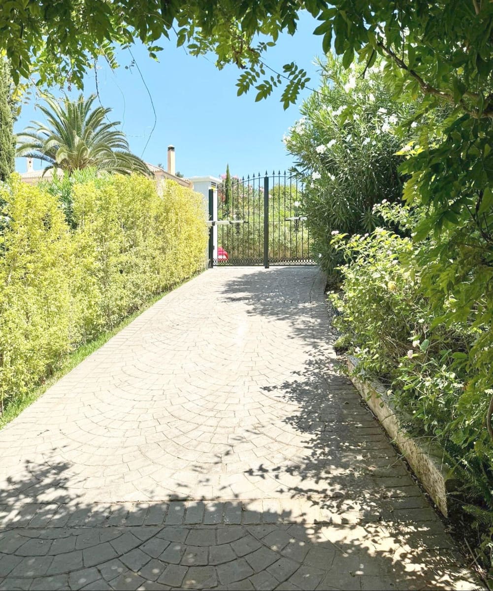 4 sovrum Semi-fristående Villa till salu i Sotogrande med pool garage - 1 460 000 € (Ref: 10057987)