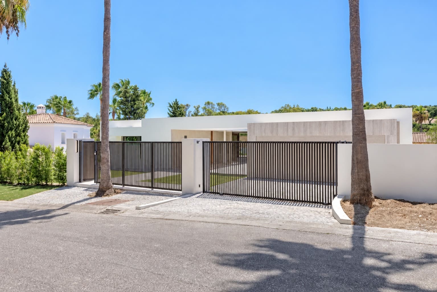 4 bedroom Villa for sale in Sotogrande with pool garage - € 2,350,000 (Ref: 10061301)