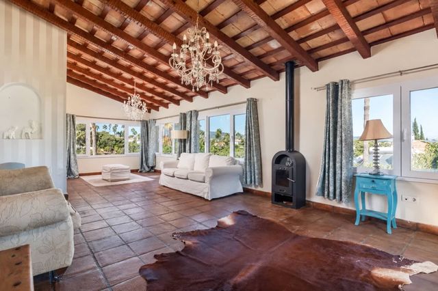 Chalet de 4 habitaciones en Sotogrande Costa, San Roque en venta con piscina garaje - 1.275.000 € (Ref: 10118755)