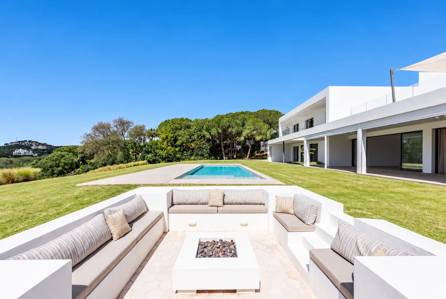 5 bedroom Villa for sale in Sotogrande with pool garage - € 4,200,000 (Ref: 10160994)