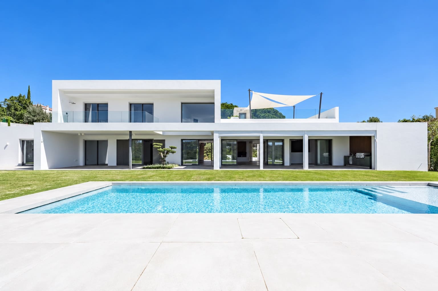 5 bedroom Villa for sale in Sotogrande with pool garage - € 4,200,000 (Ref: 10160994)