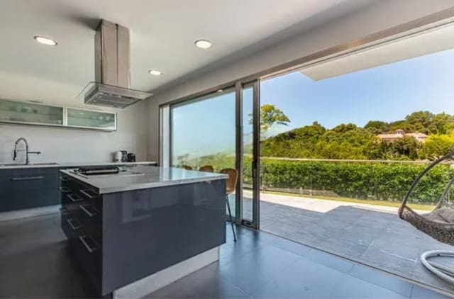 Chalet de 5 habitaciones en Sotogrande Alto, San Roque en venta con garaje - 1.600.000 € (Ref: 8774637)