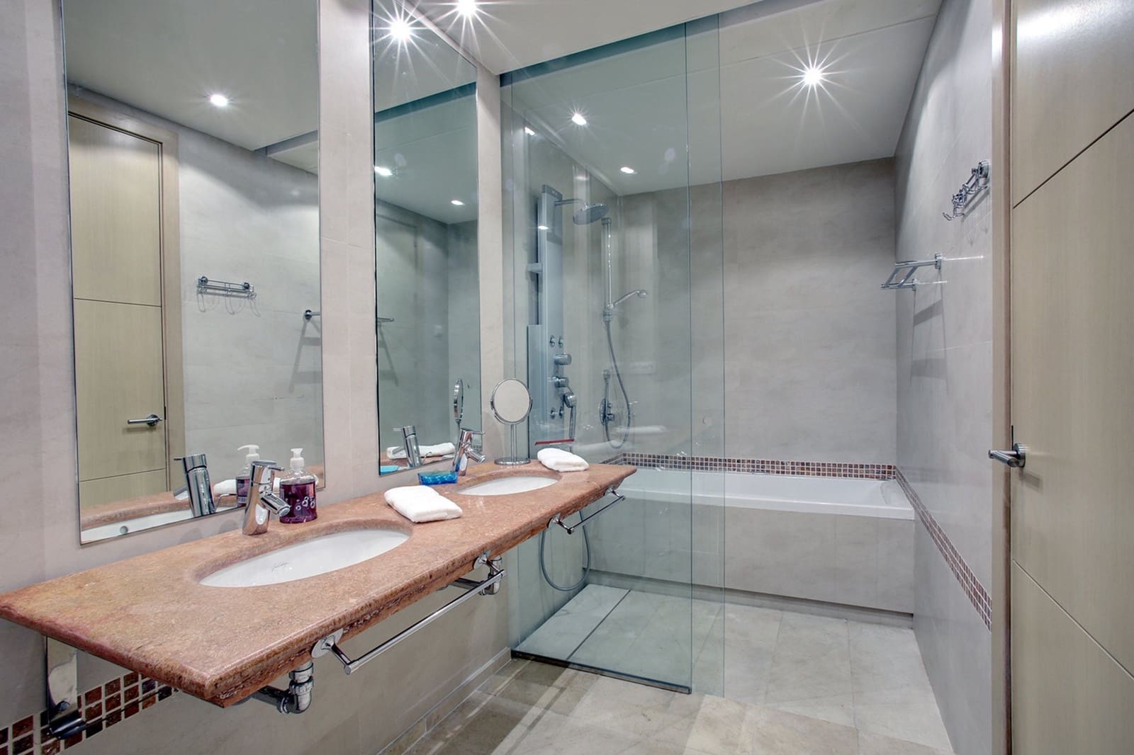 Ático de 2 habitaciones en Sotogrande en venta con garaje - 720.000 € (Ref: 8952456)