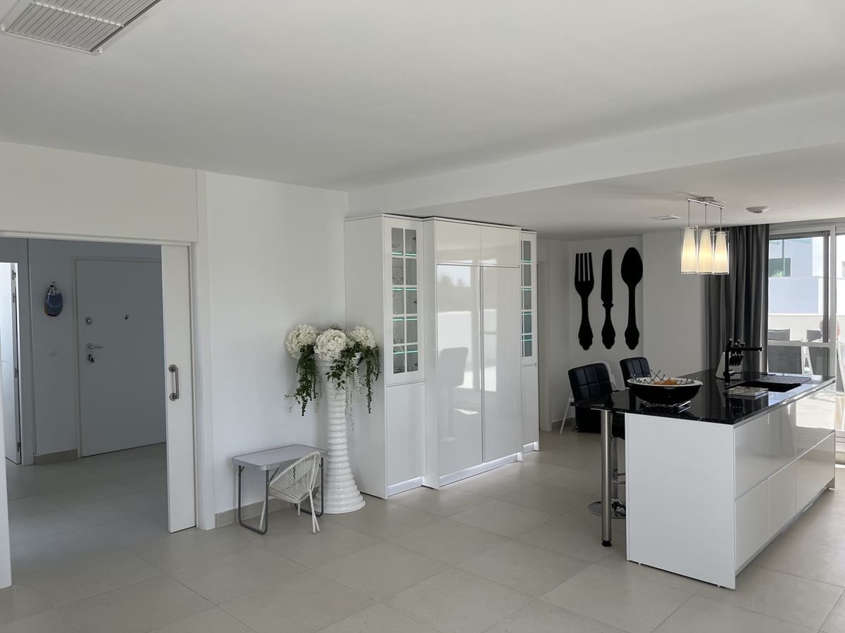 3 sypialnia Penthouse na sprzedaż w Sotogrande z basenem garażem - 745 000 € (Ref: 8985485)