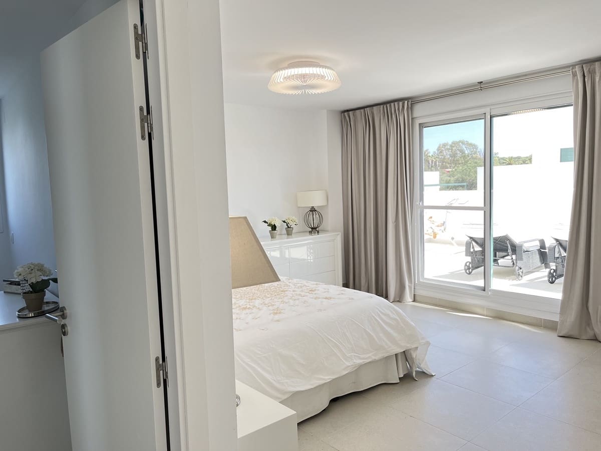 3 sypialnia Penthouse na sprzedaż w Sotogrande z basenem garażem - 745 000 € (Ref: 8985485)