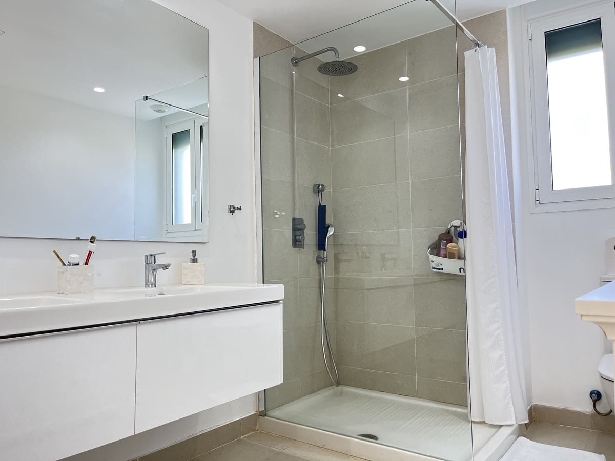 3 sypialnia Penthouse na sprzedaż w Sotogrande z basenem garażem - 745 000 € (Ref: 8985485)