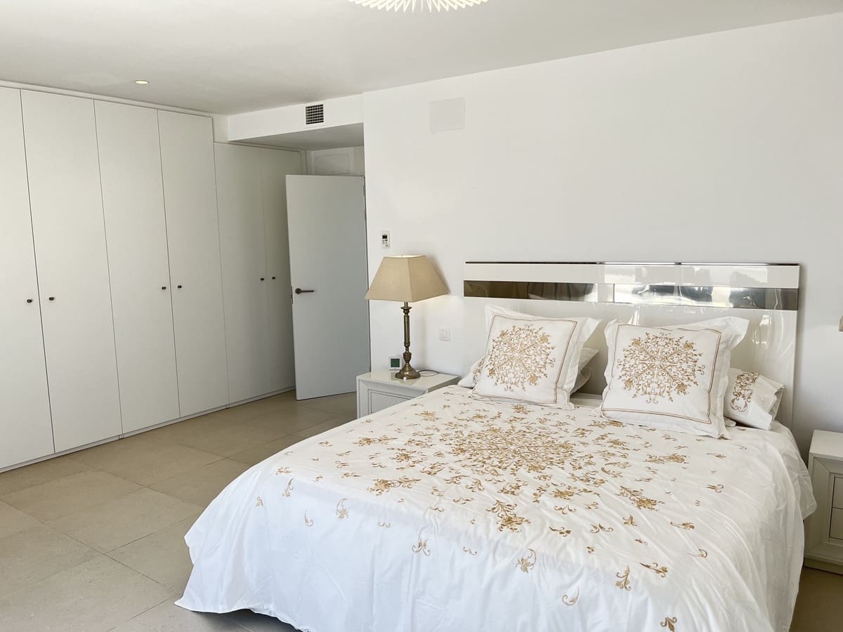 3 sypialnia Penthouse na sprzedaż w Sotogrande z basenem garażem - 745 000 € (Ref: 8985485)