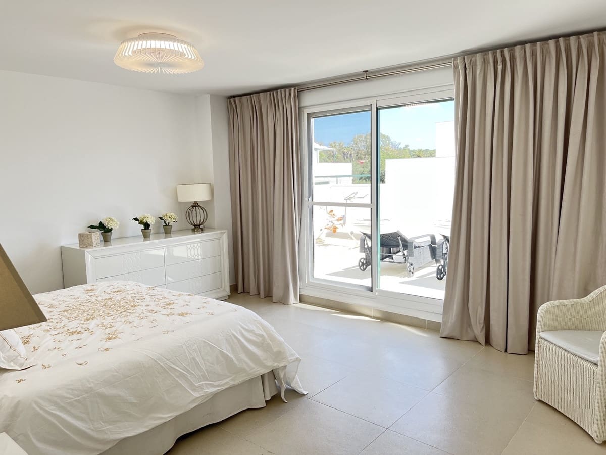 3 sypialnia Penthouse na sprzedaż w Sotogrande z basenem garażem - 745 000 € (Ref: 8985485)