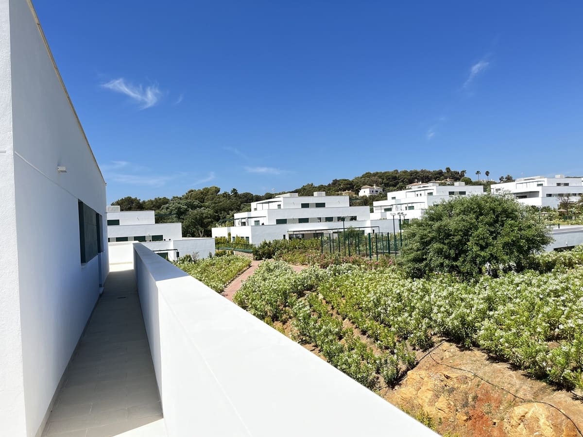 3 sypialnia Penthouse na sprzedaż w Sotogrande z basenem garażem - 745 000 € (Ref: 8985485)