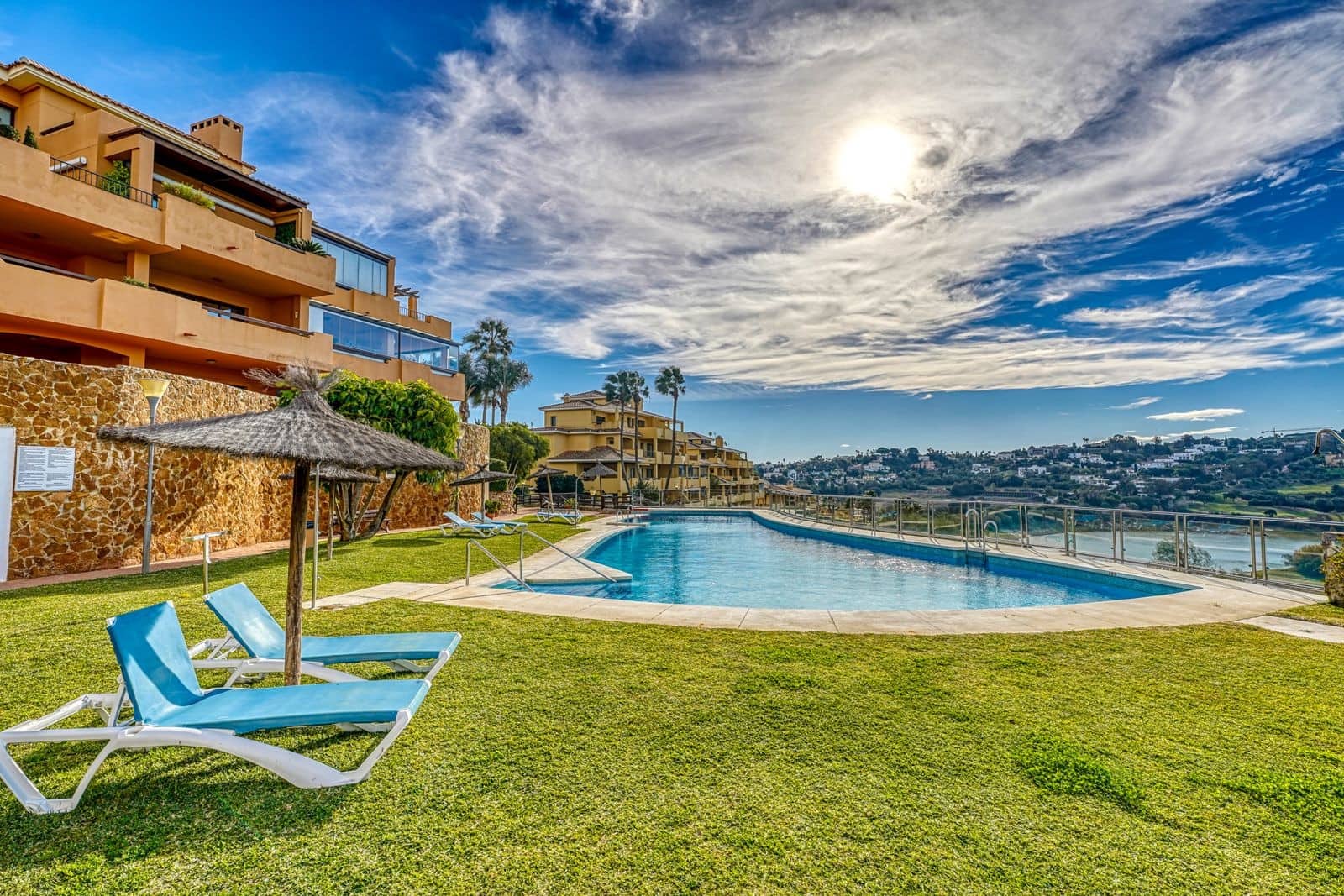 2 soveværelse Lejlighed til salg i Sotogrande med swimmingpool garage - € 475.000 (Ref: 9050746)