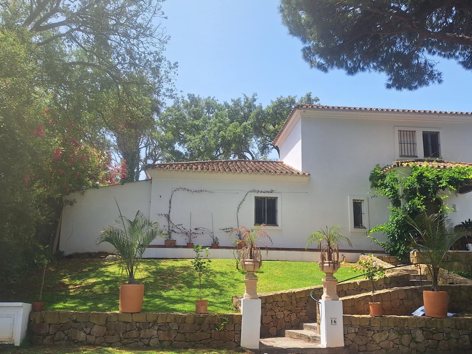 4 soveværelse Villa til leje i Sotogrande med swimmingpool - € 4.500 (Ref: 9202215)