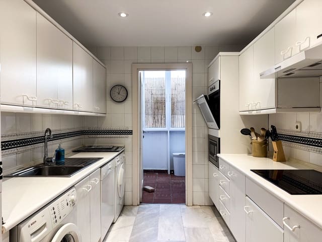 4 slaapkamer Halfvrijstaande villa te koop in Sotogrande Costa, San Roque met garage - € 2.400.000 (Ref: 9374995)