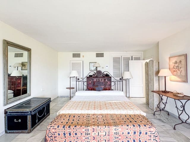 4 slaapkamer Halfvrijstaande villa te koop in Sotogrande Costa, San Roque met garage - € 2.400.000 (Ref: 9374995)