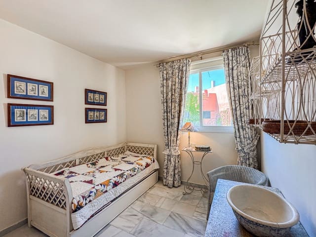4 bedroom Semi-detached Villa for sale in Sotogrande Costa, San Roque with garage - € 2,400,000 (Ref: 9374995)