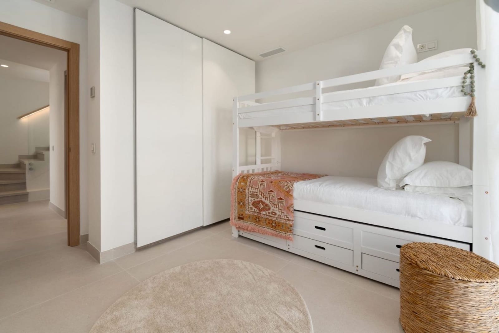 4 soverom Kjedet enebolig til salgs i San Roque med svømmebasseng garasje - € 2 750 000 (Ref: 9378764)