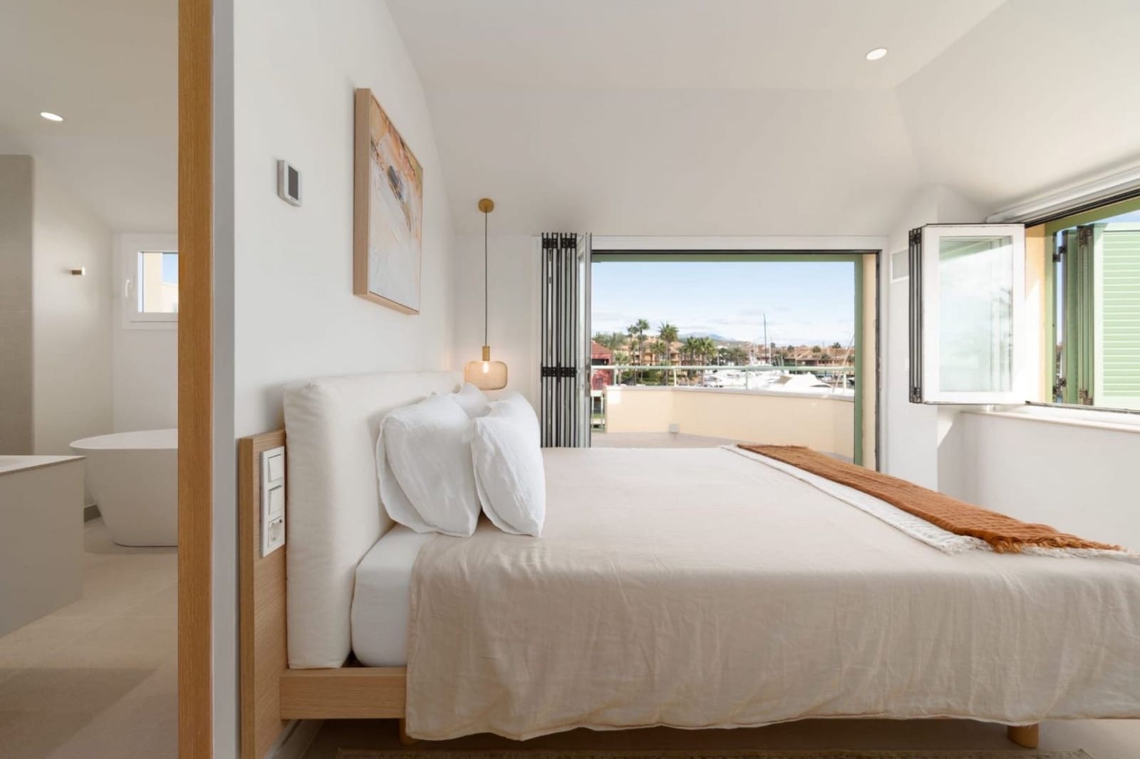 4 soverom Kjedet enebolig til salgs i San Roque med svømmebasseng garasje - € 2 750 000 (Ref: 9378764)