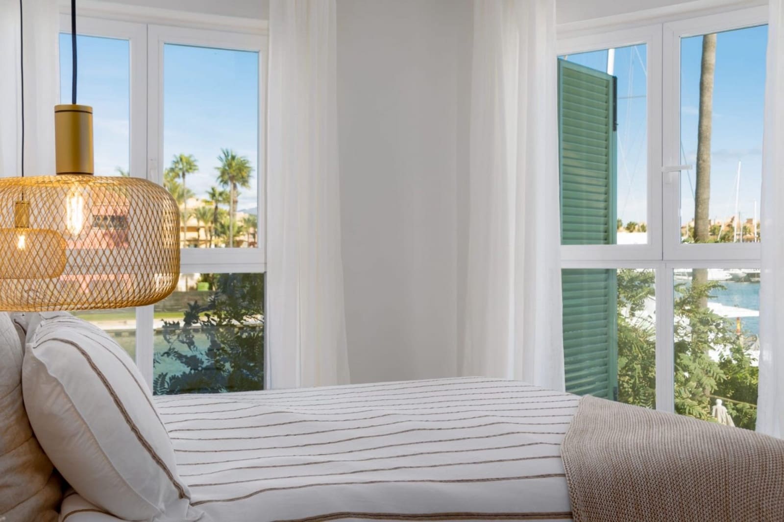 4 soverom Kjedet enebolig til salgs i San Roque med svømmebasseng garasje - € 2 750 000 (Ref: 9378764)