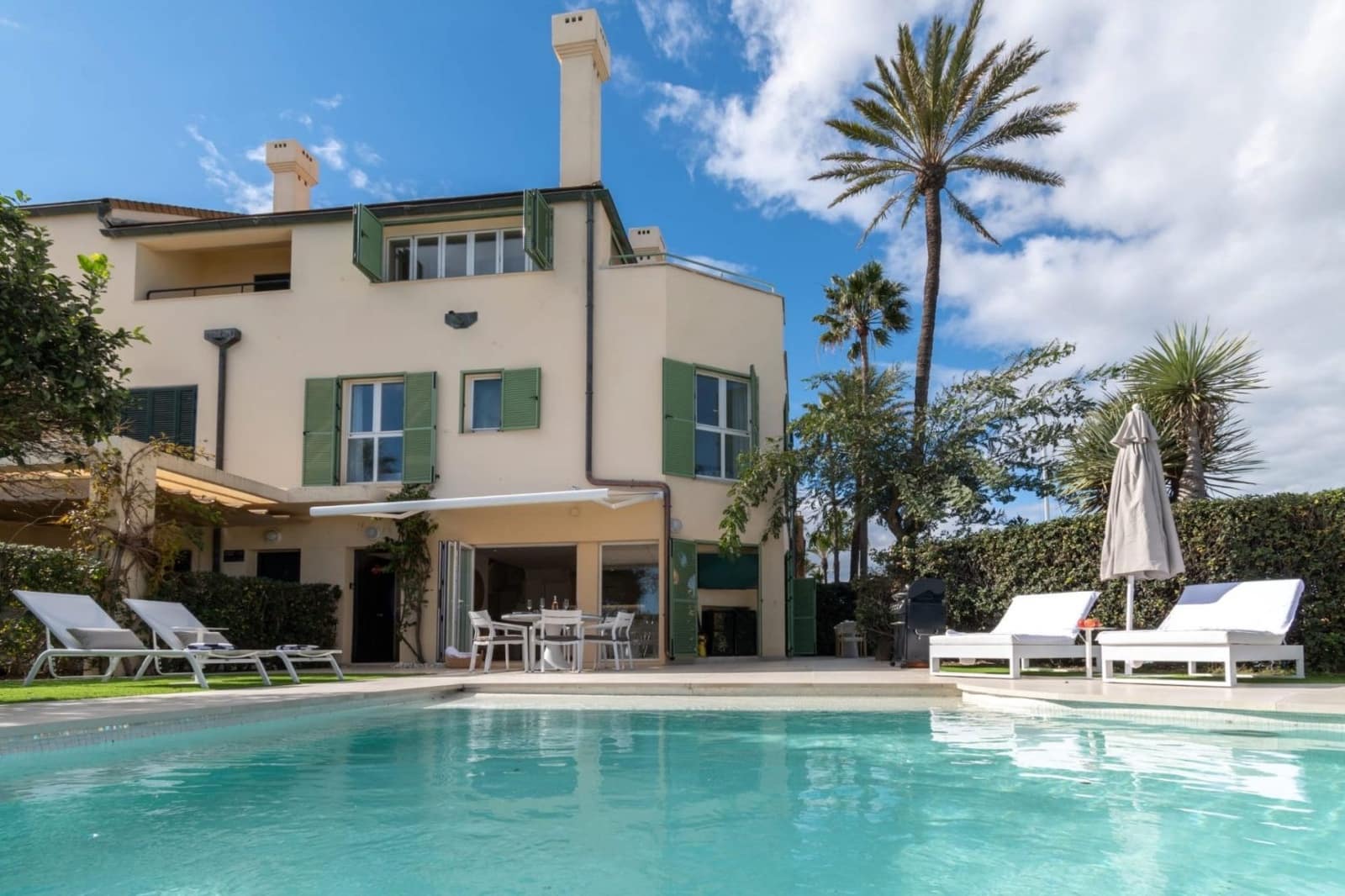 4 soverom Kjedet enebolig til salgs i San Roque med svømmebasseng garasje - € 2 750 000 (Ref: 9378764)