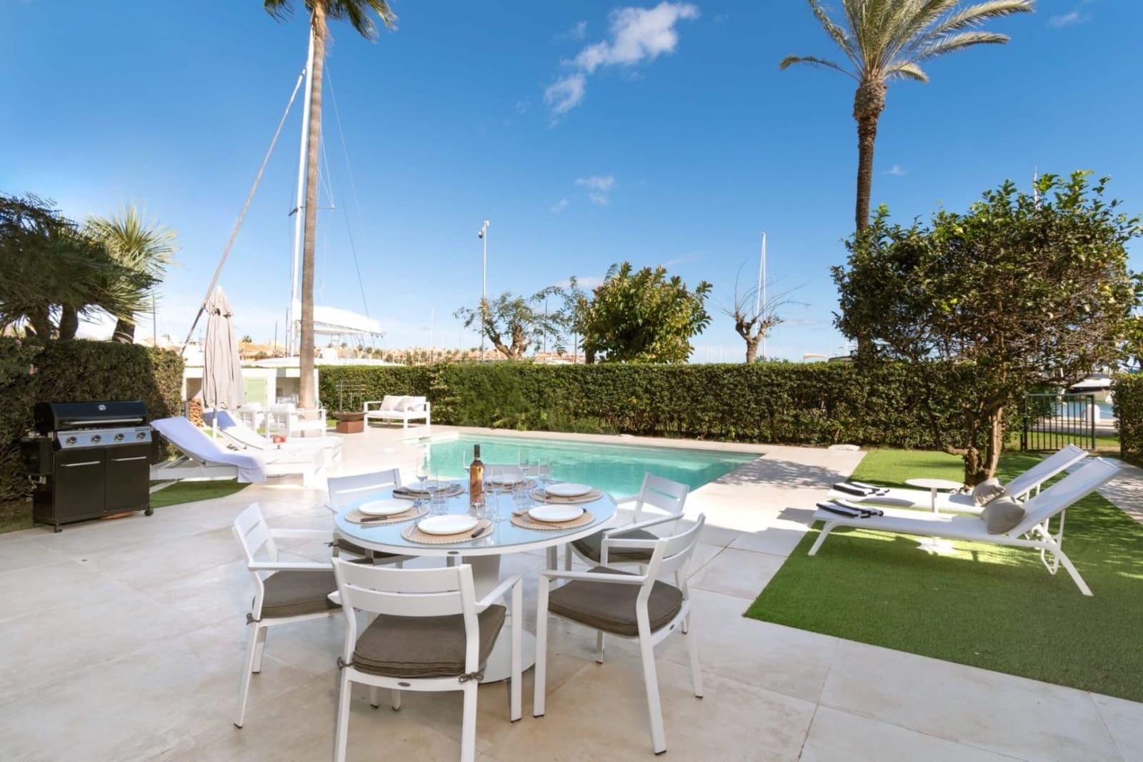 4 soverom Kjedet enebolig til salgs i San Roque med svømmebasseng garasje - € 2 750 000 (Ref: 9378764)