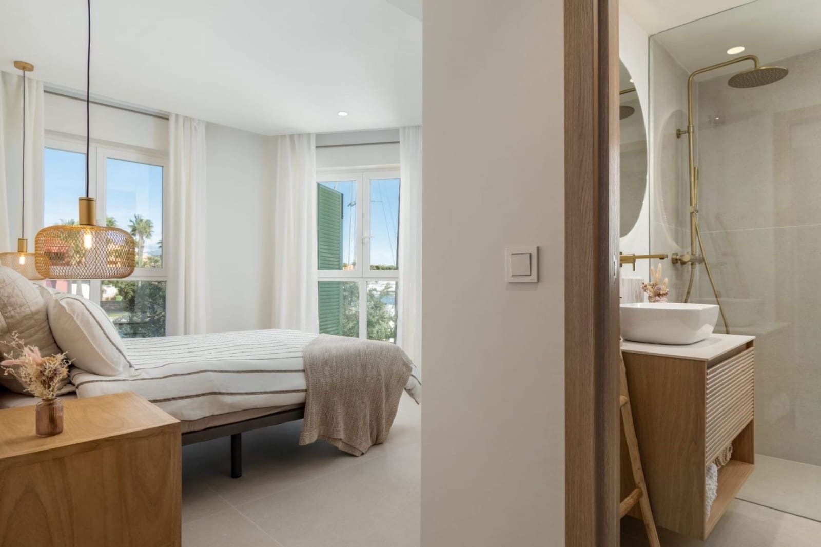 4 soverom Kjedet enebolig til salgs i San Roque med svømmebasseng garasje - € 2 750 000 (Ref: 9378764)