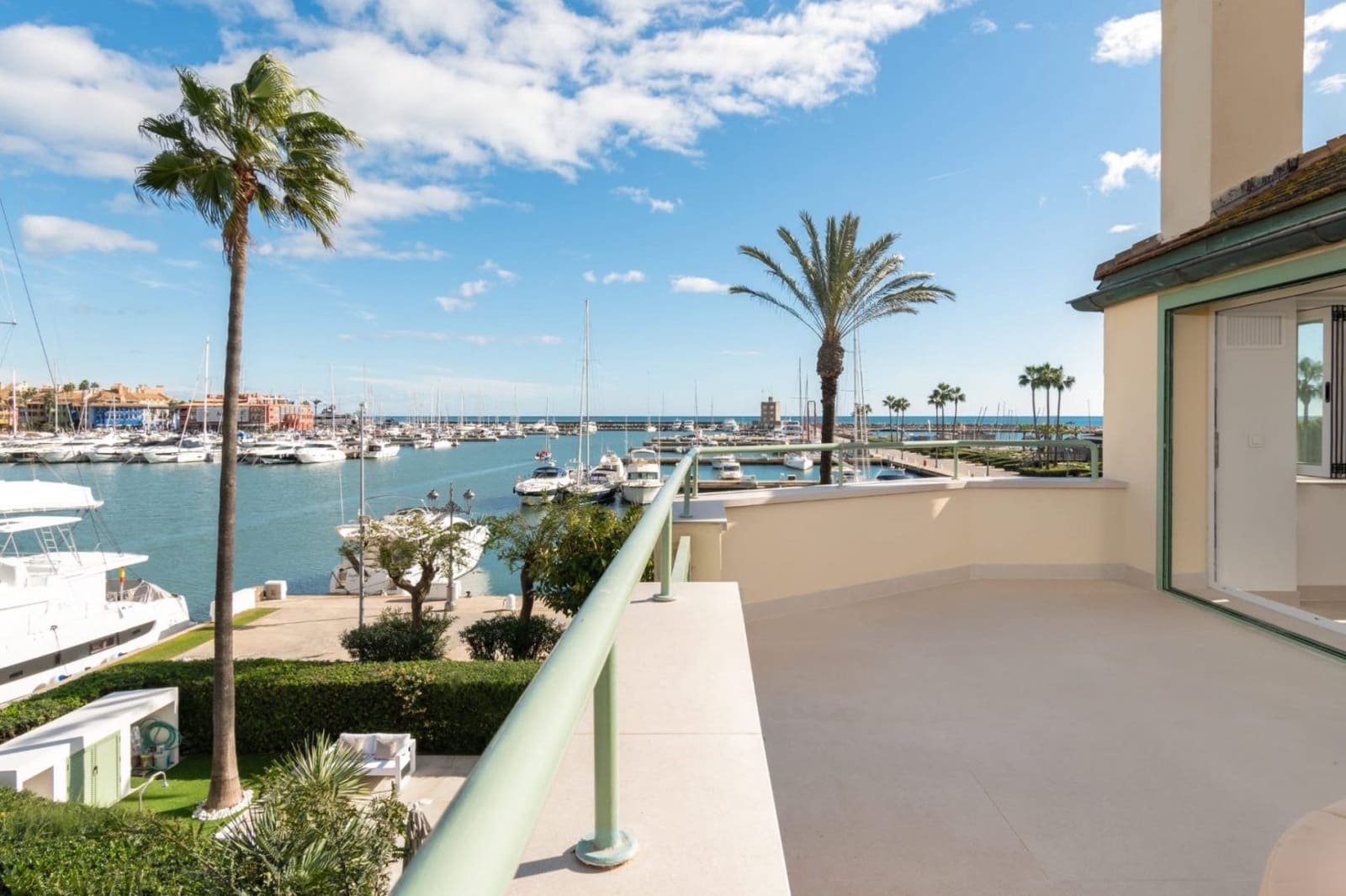 4 soverom Kjedet enebolig til salgs i San Roque med svømmebasseng garasje - € 2 750 000 (Ref: 9378764)